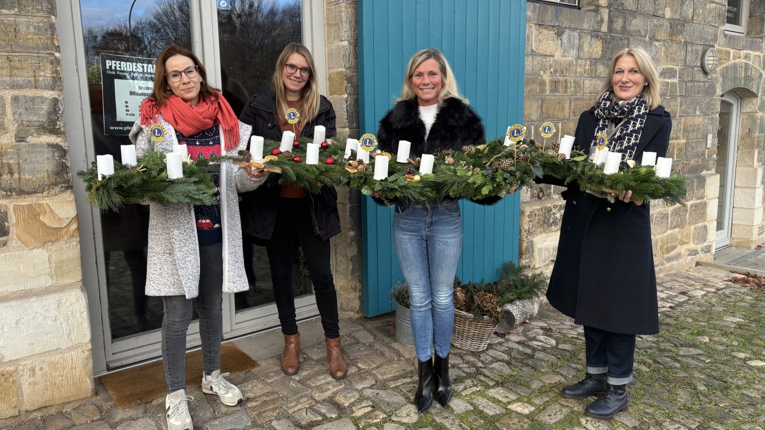 Laila Gutt, Linda Warmbein und Martina Sinning (v. l.) überreichen die Kränze vom Lions Club an Malgorzata Cwikla (3. v. l.), Einrichtungsleitung des Diakonischen Pflegeheims Clus in Schöningen.