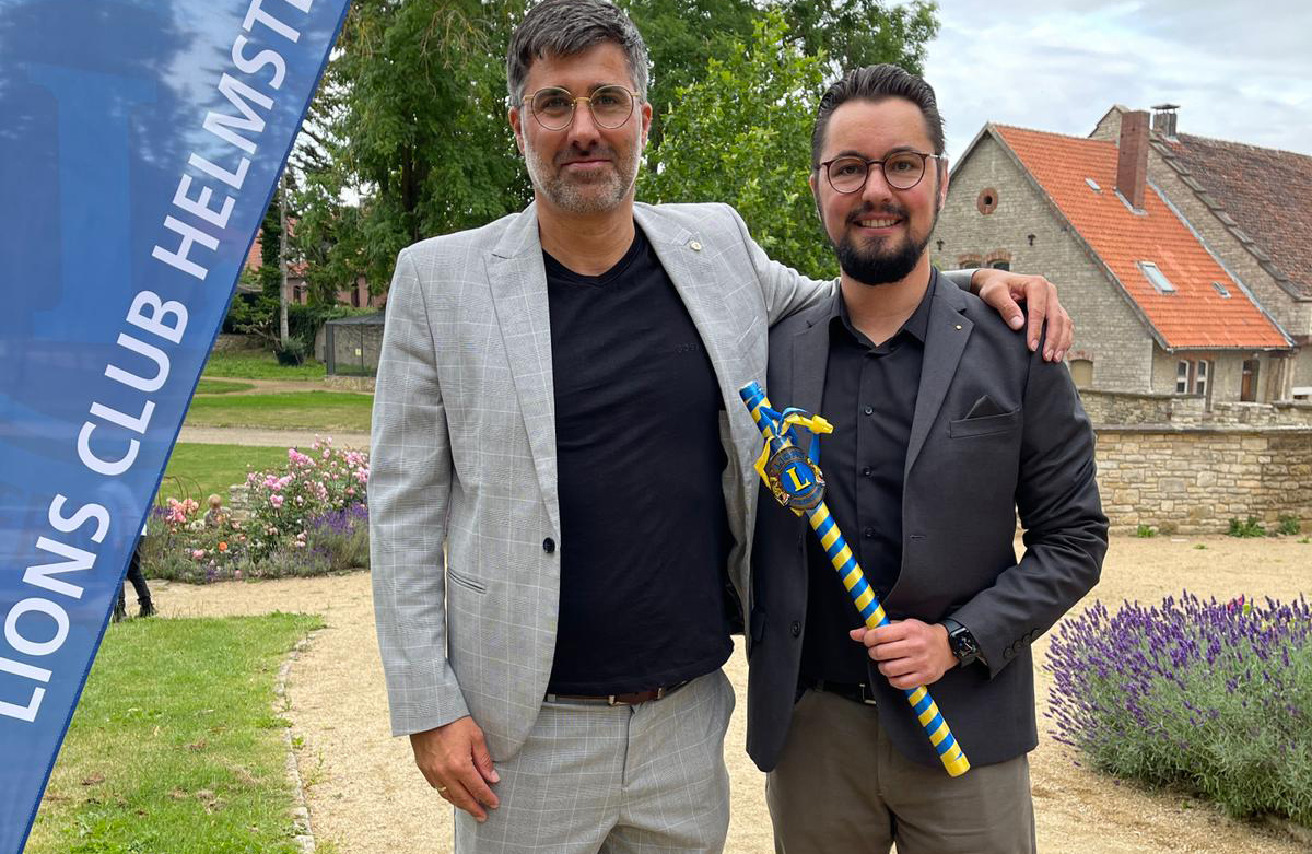 Amtsübergabe beim Lions Club Helmstedt: Der bisherige Präsident Sebastian Gutt und sein Nachfolger Andreas Warmbein (v.l.) mit dem Lions-Staffelstab.
