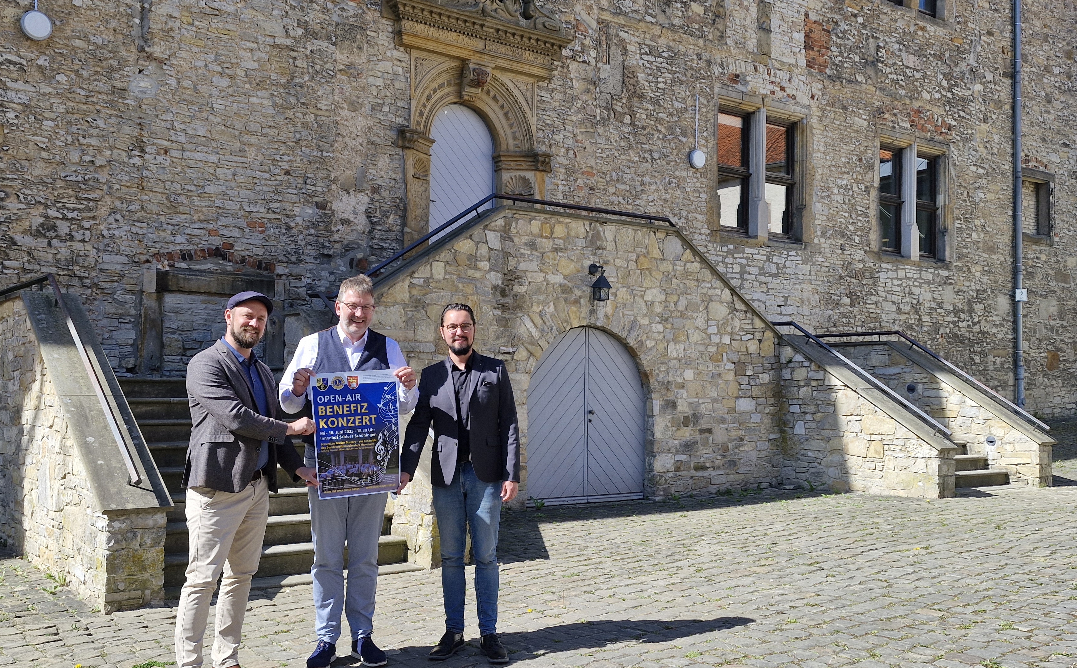Freuen sich auf das Benefizkonzert 2025 (v.li.): Bürgermeister Malte Schneider sowie Lorenz Flatt und Andreas Warmbein vom Lions Club Helmstedt.