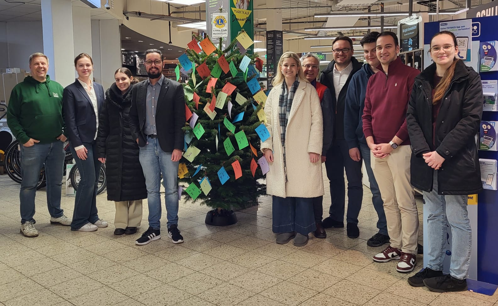 René Harting (Marktleiter), Nina Hoese, Emina Stute (Leo), Andreas Warmbein (Präsident Lions Club Helmstedt), Johanna Gantz (Präsidentin Leo Club), Dr. Joachim Scherrieble (Leo-Beauftragter Lions Club Helmstedt), Helge Böttcher (Beauftragter der Diakonie, Kreisstelle Helmstedt), Micha Westphal, Ferhat Kara und Hannah Kalnischkies (v.l.n.r.).