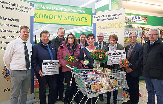 Stellvertretend für ihren Sohn füllte Ines Volk (mit Blumenstrauß und Sektflasche) binnen zwei Minuten einen Einkaufswagen - um den Einkauf gratis mit nach Hause nehmen zu können. Foto: privat